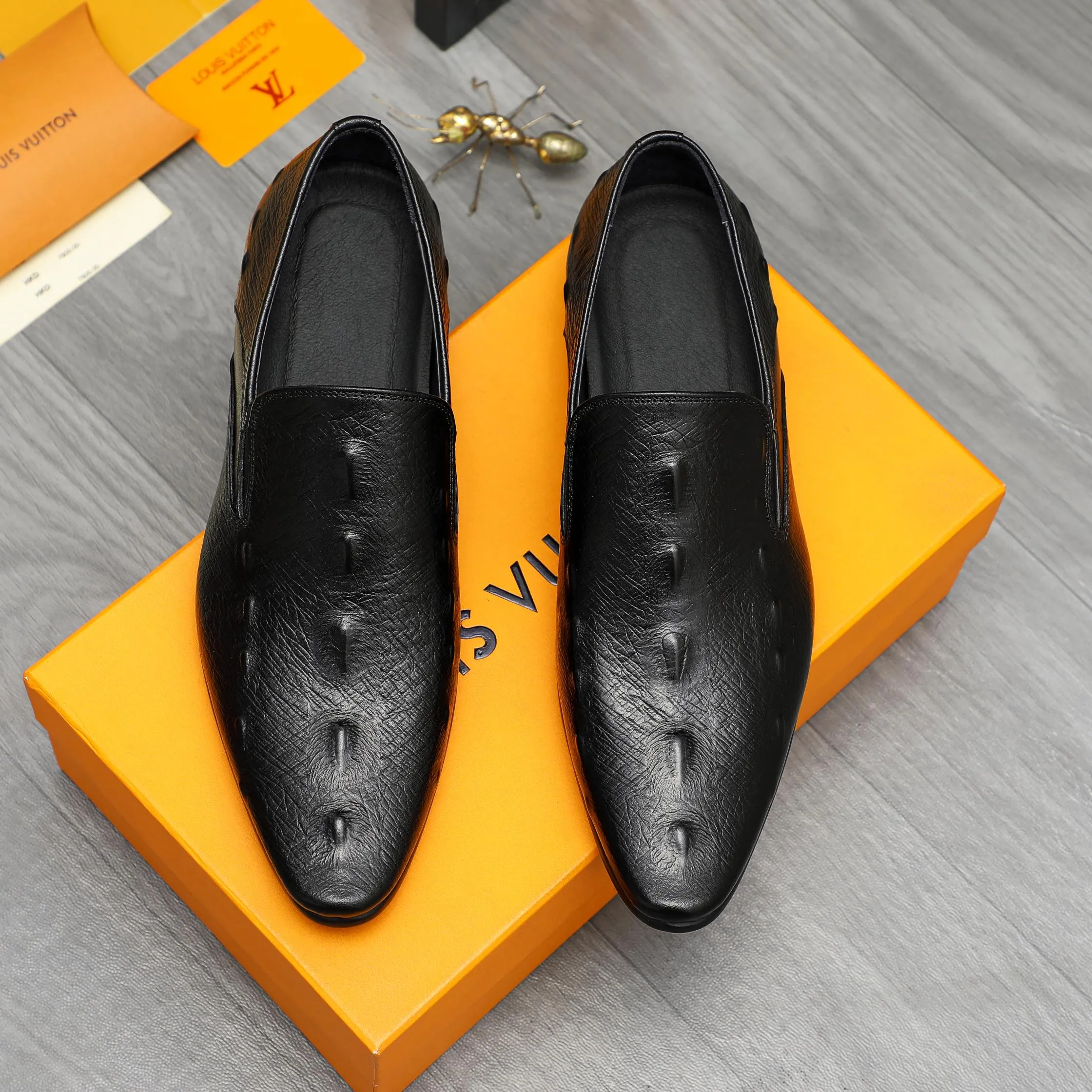 Men's shoes 💰500 Product trademark: LV "Louis Vuitton" business casual slip-on leather shoes Regular size: 37-46 Product material: Selected high-quality embossed cowhide upper, pigskin lining, rubber outsole